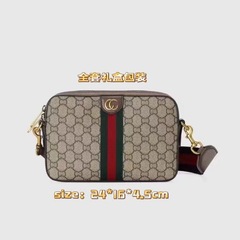 新商品のメンズは斜めにカバンを掛けて、ファッション的なショルダーバッグとカジュアルなカメラのカバンを持っています。