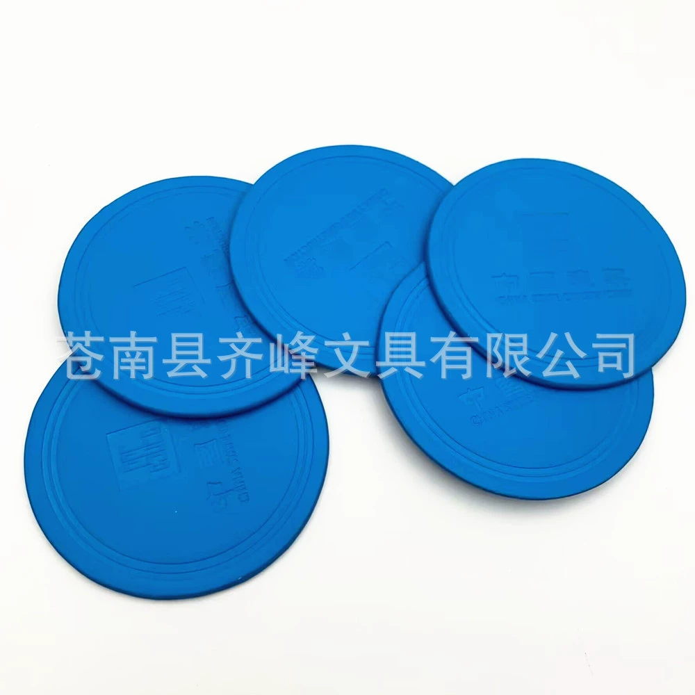 Подставка под кружку из искусственной кожи PU, круглая, диаметр 9 см, небесно-голубая, с тисненым логотипом на заказ, в подарок