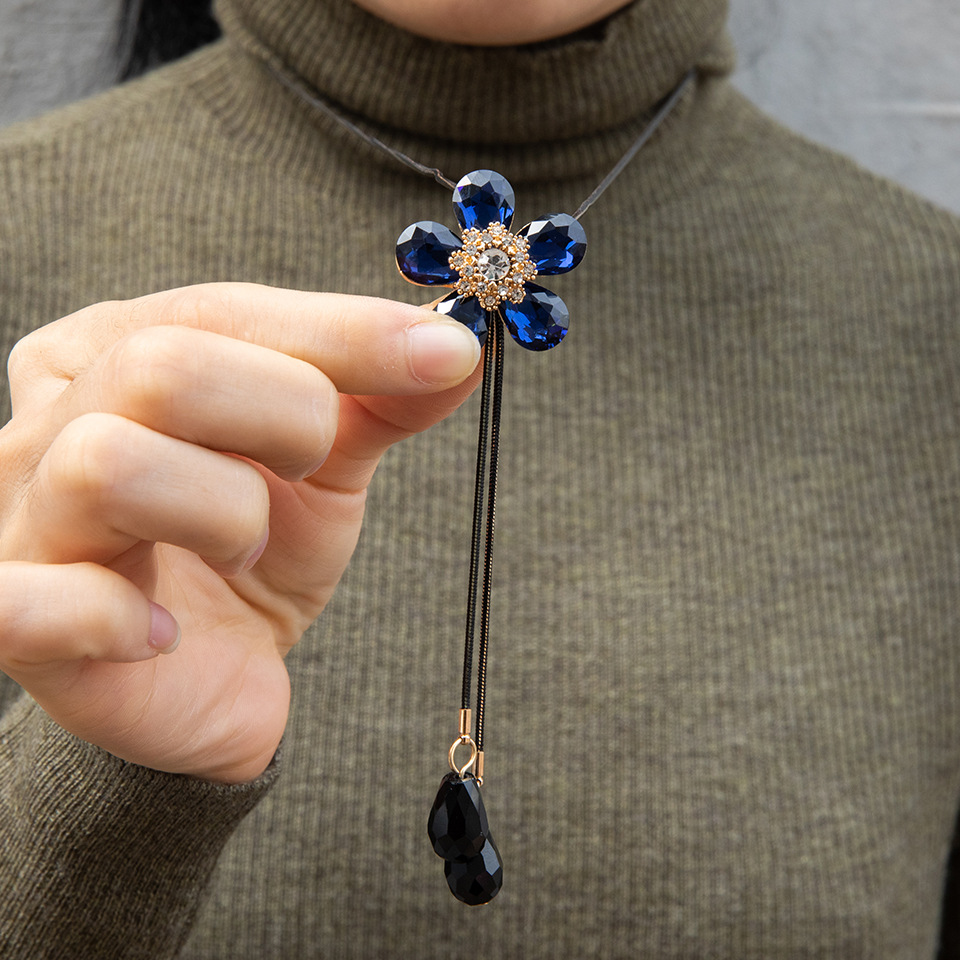 Fashion Simple Crystal Five-petal Flower Pendant Pendant Necklace display picture 3