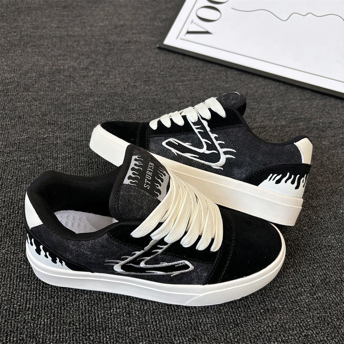 Xiaozhonggang viento negro llama de color zapatos de lona para hombres 2026 nuevos zapatos de ocio universitarios de la red de moda roja zapatos de skate