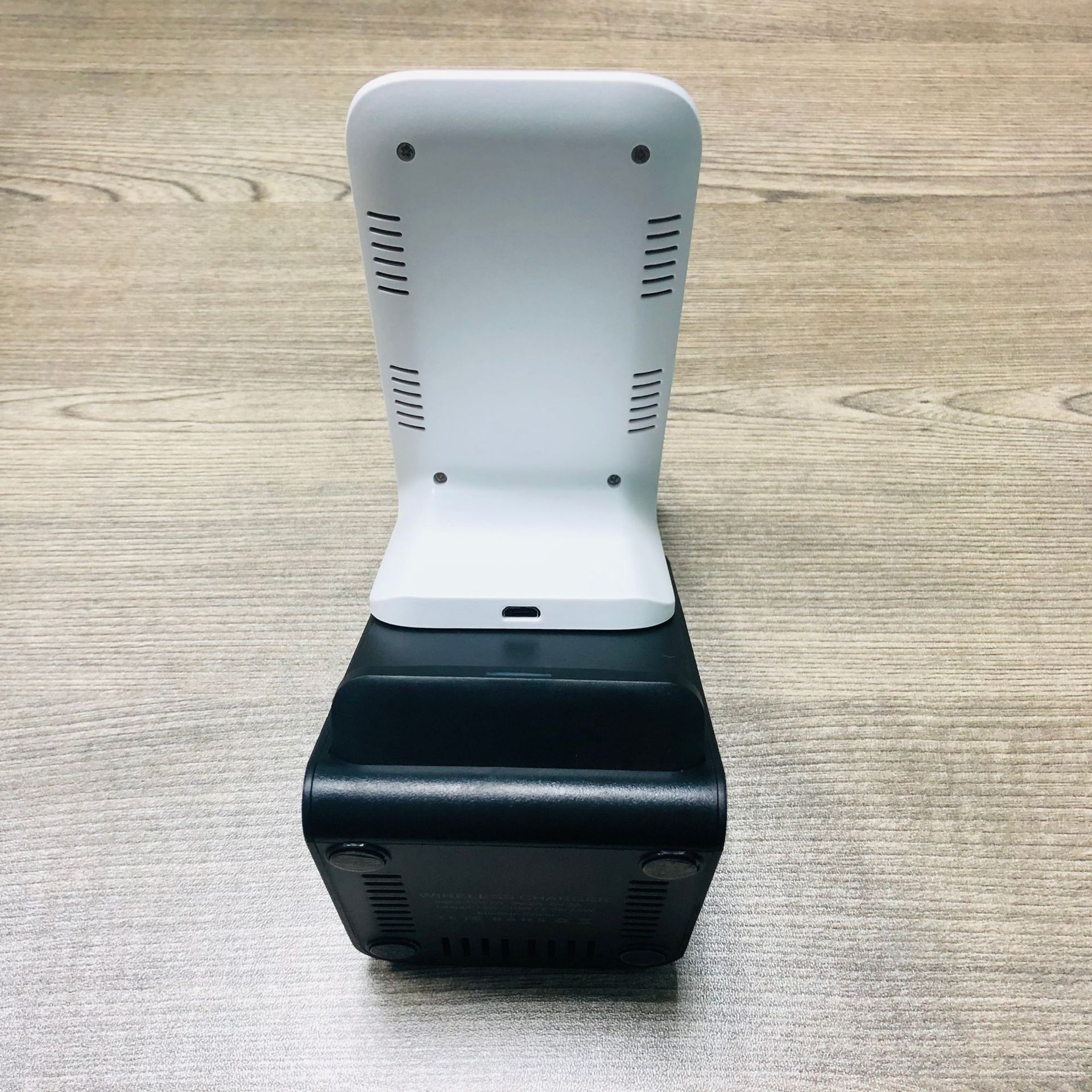 新款桌面无线充电器