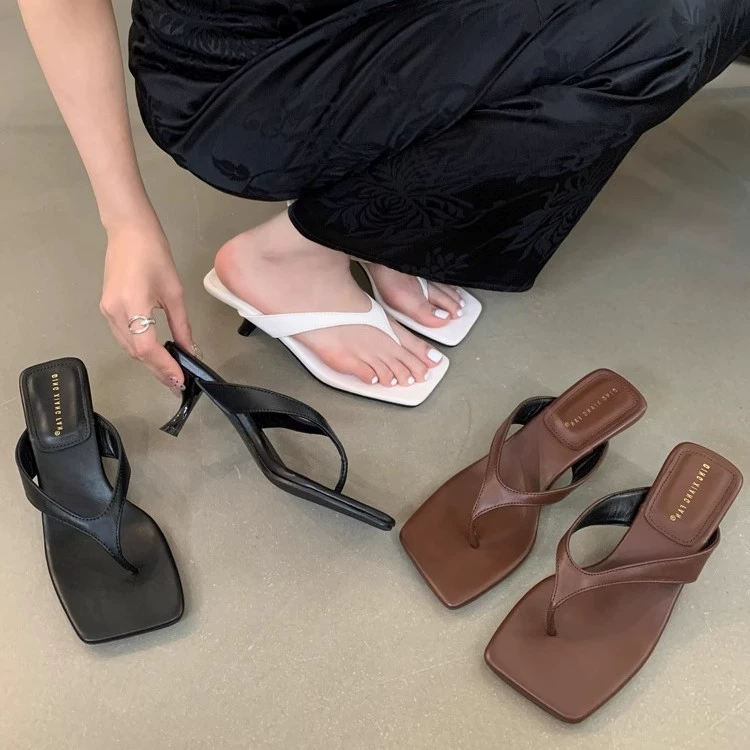 Летние новые стильные французские шлепанцы на высоком каблуке с кошачьим каблуком для верхней одежды с юбкой, сандалии, женские пляжные туфли на шпильке с квадратным носком