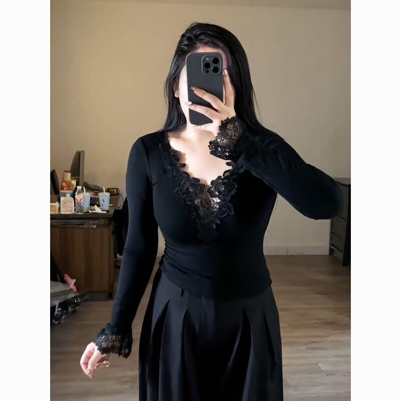 Plus-Size Sexy Lace Black V-Neck Long-Sleeve Regular Shoulder T-Shirt, New Autumn Style for Curvy Women, Slimming Base Layer Top