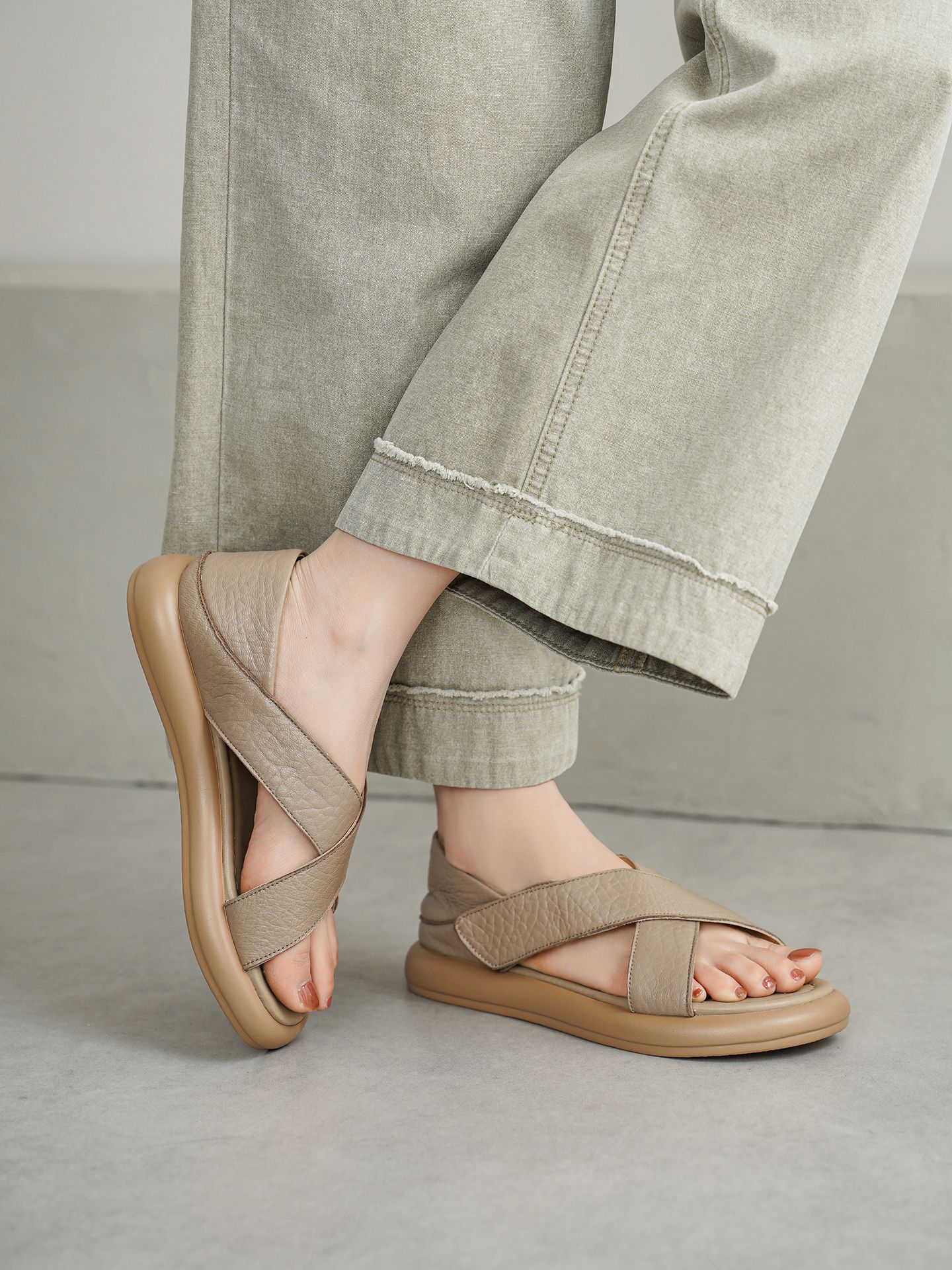 Sandal nữ hở mũi đế dày da cừu phong cách đơn giản, quai dán tiện lợi — màu be chi tiết 12