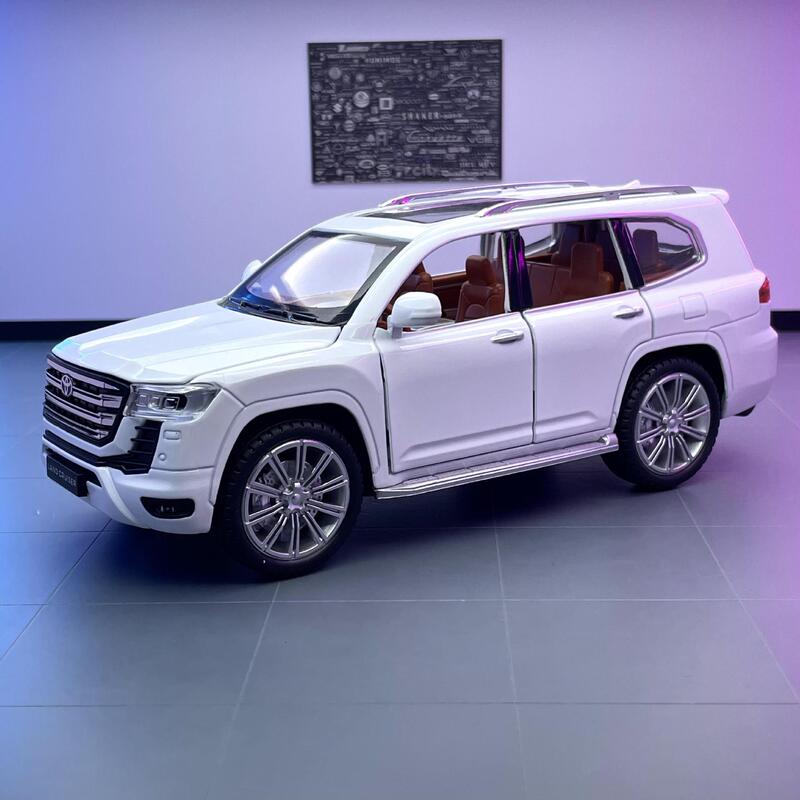 Willy Alloy Car Model 1:24 Toyota Land Cruiser Street Edition Off-Road Pull Back with Sound and Light Toy Car Model Ornament