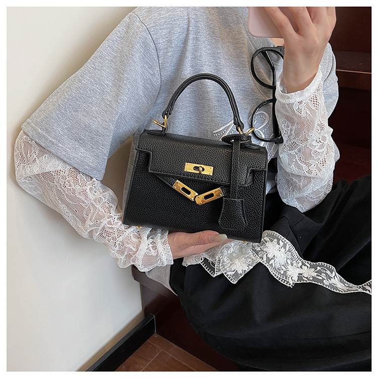 This year, a new women's casual summer single-shoulder crossbody bag with a niche design is in vogue. The hand-held small square bag is popular undefined