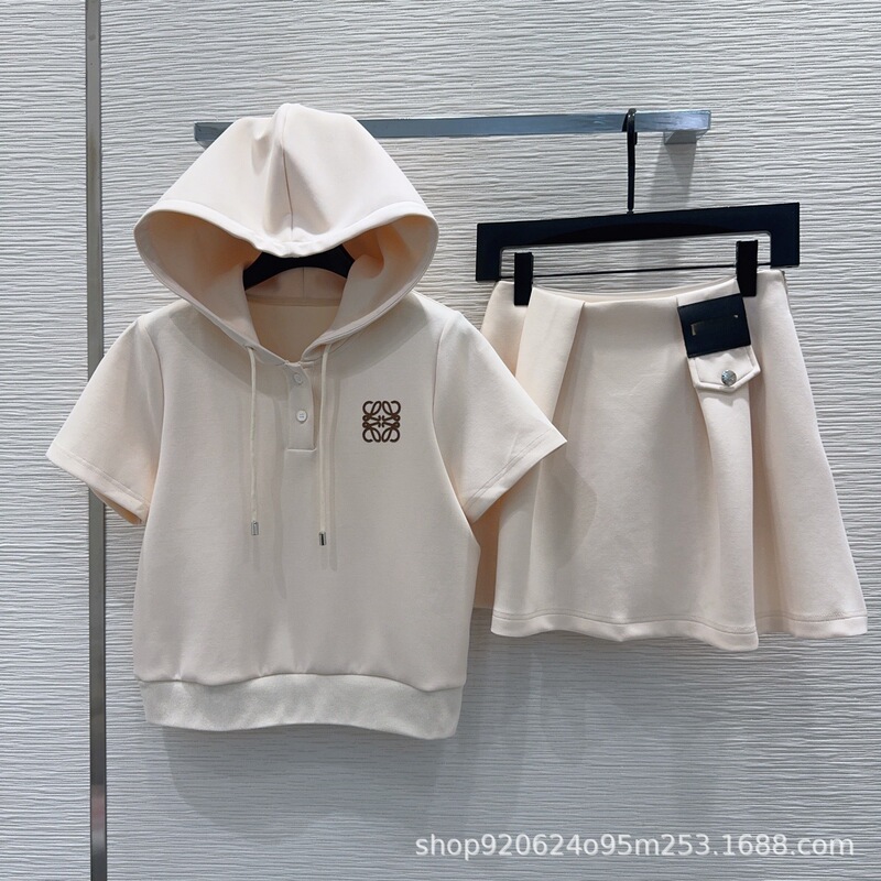 Lo26 New Summer Style Leather Label Letter Logo Embellished Retro Fashionable Hooded Top and Wide-Leg Shorts Set Lo26 New Summer Style Leather Label Letter Logo Embellished Retro Fashionable Hooded Top and Wide-Leg Shorts Set