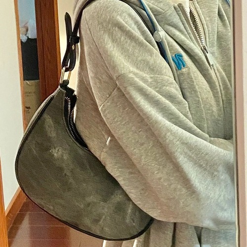 Niche designer color-matched crescent shoulder bag, high-end armpit bag for women, casual texture, hand-held crossbody bag for women