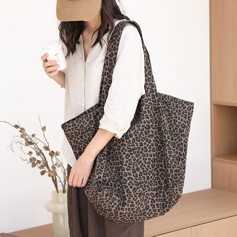 Korean-style casual artistic tote bag, trendy leopard print color-blocking canvas bag, popular vintage printed shoulder bag for women