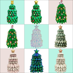 大きいサイズのライトは幻のクリスマスツリーの緑の聖クリスマスツリーの風船の背景の壁を持っています。