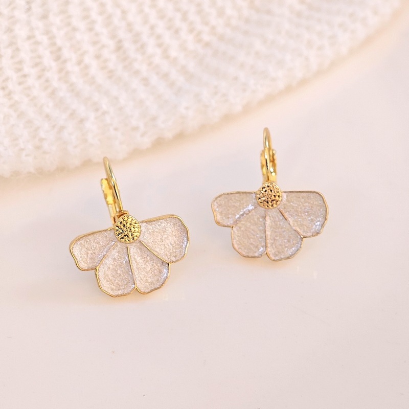 Flower Earrings for Women, Light Luxury and High-End Ear Clips, 2026 New Popular Style, Elegant and Unique, Stunning Summer Ear Accessories