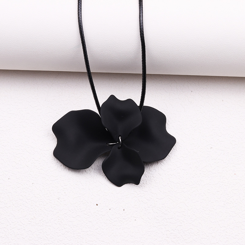 Elegant Flower Arylic Pu Leather Spray Paint Women's Pendant Necklace display picture 10