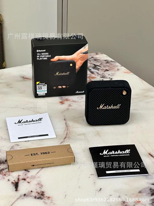 国境を越えた小さな馬のトップにmarshall willenマーシャル無線bluetoothスピーカーの屋外携帯音がついている|undefined