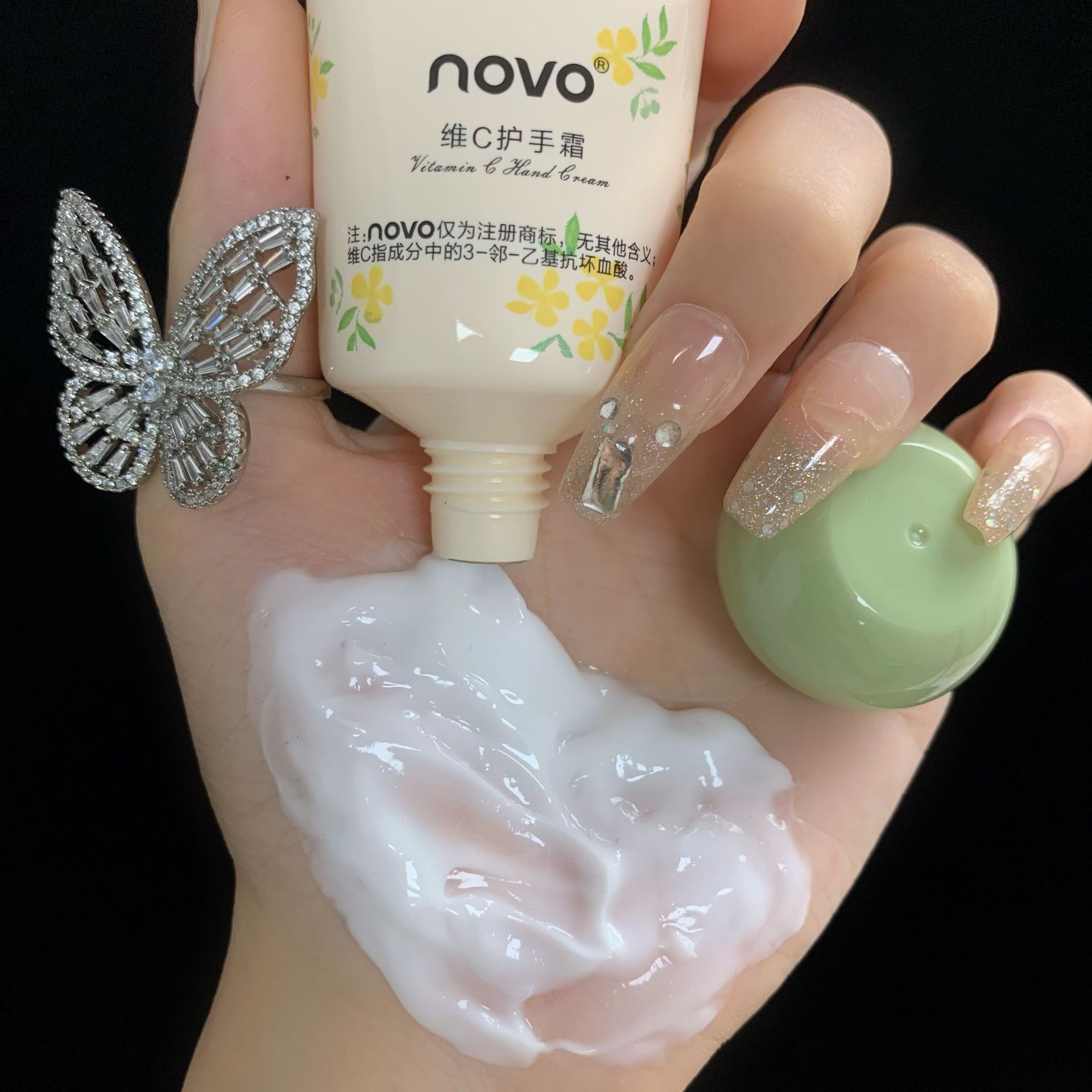 NOVO hand cream is naturally moisturizing, hydrating and hydrating. It is refreshing and non-greasy in autumn and winter. It is small, portable and affordable for students undefined