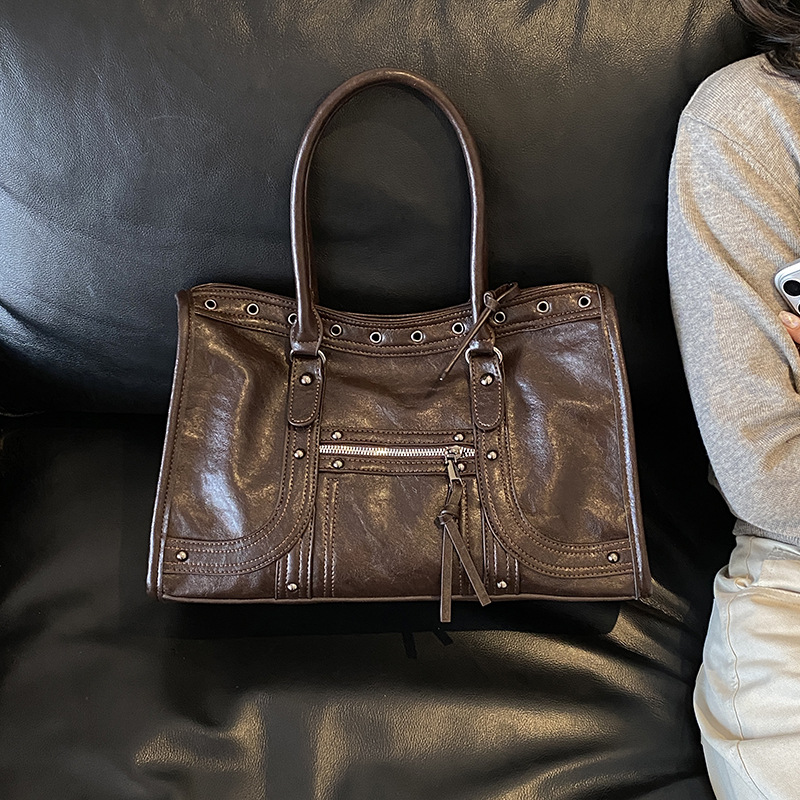Retro-style, high-end, large-capacity motorcycle bag for women, 2026 new collection, simple tote bag, versatile shoulder bag, and crossbody bag