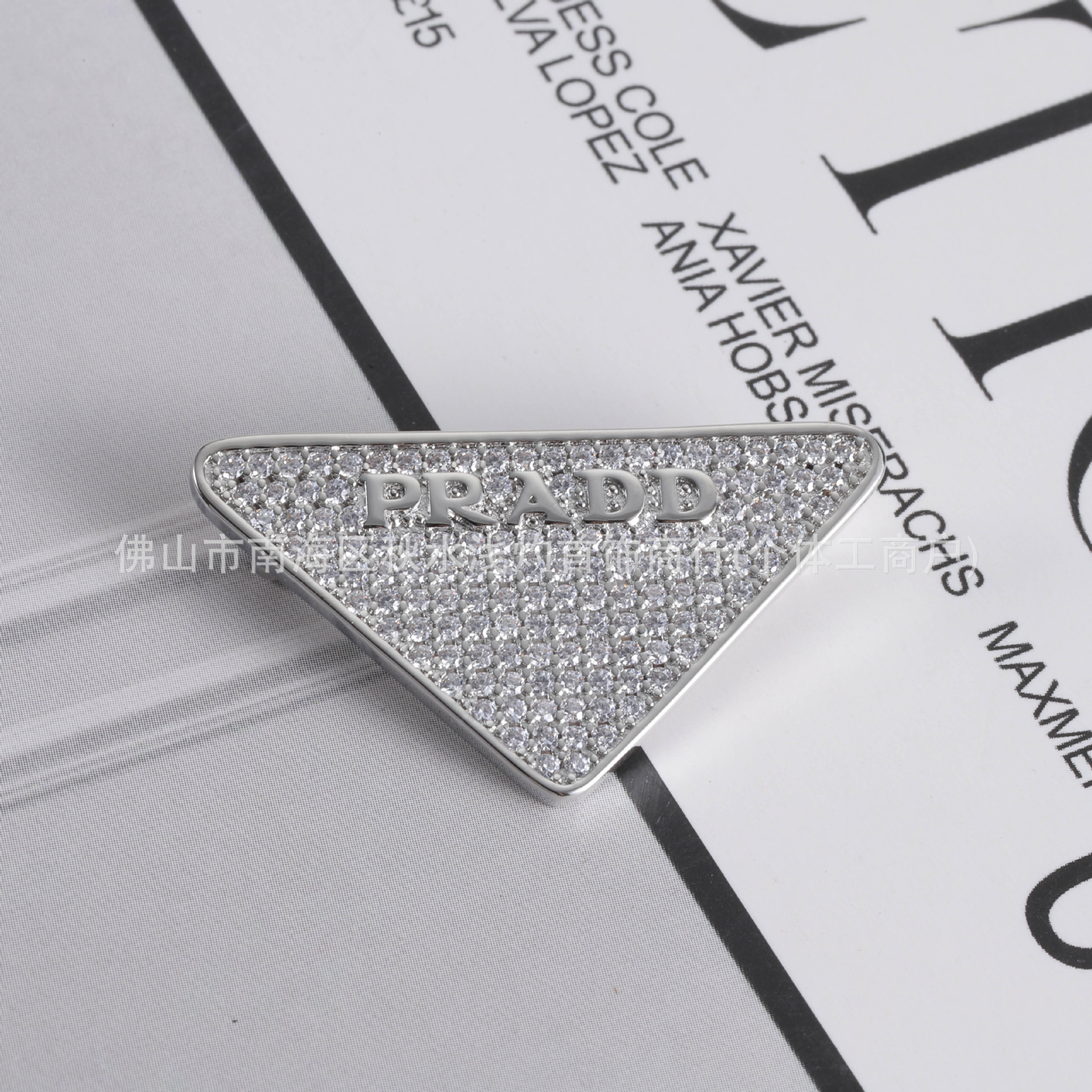 PUJIA 새 편지 거꾸로 삼각형 드롭 접착제 및 다이아몬드 황동 브로치 여성의 간단한 빛 럭셔리 코사이지 고급 가슴 장식