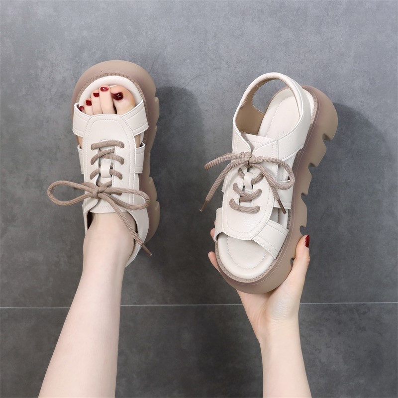 Sandálias romanas de cuero suave para mujeres verano 2025 nuevas sandalias de pez con correa de fondo grueso para usar muffins con botas de fondo plano