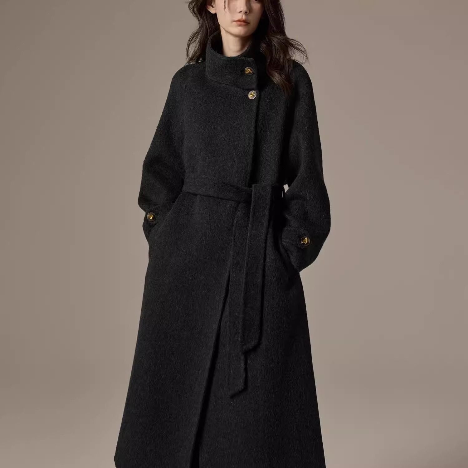 高级感时尚黑色呢子大衣女秋冬季新款加厚赫本风系带毛呢外套