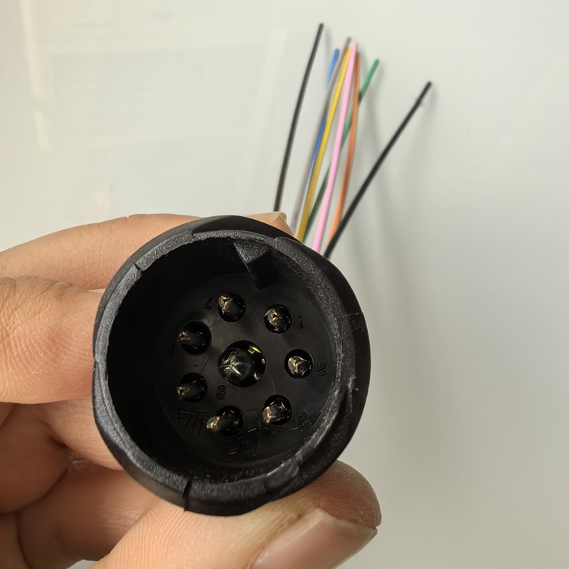 Delong – Headlight Plug Digər kuzov və aksesuarlar - delong-headlight-male-plug-one-piece