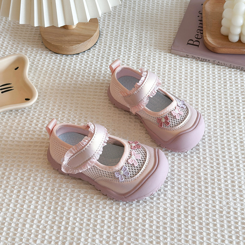 Zapatos deportivos de moda para niños 2026 verano nuevos zapatos casuales transpirables de malla para niñas zapatos de bebé suaves