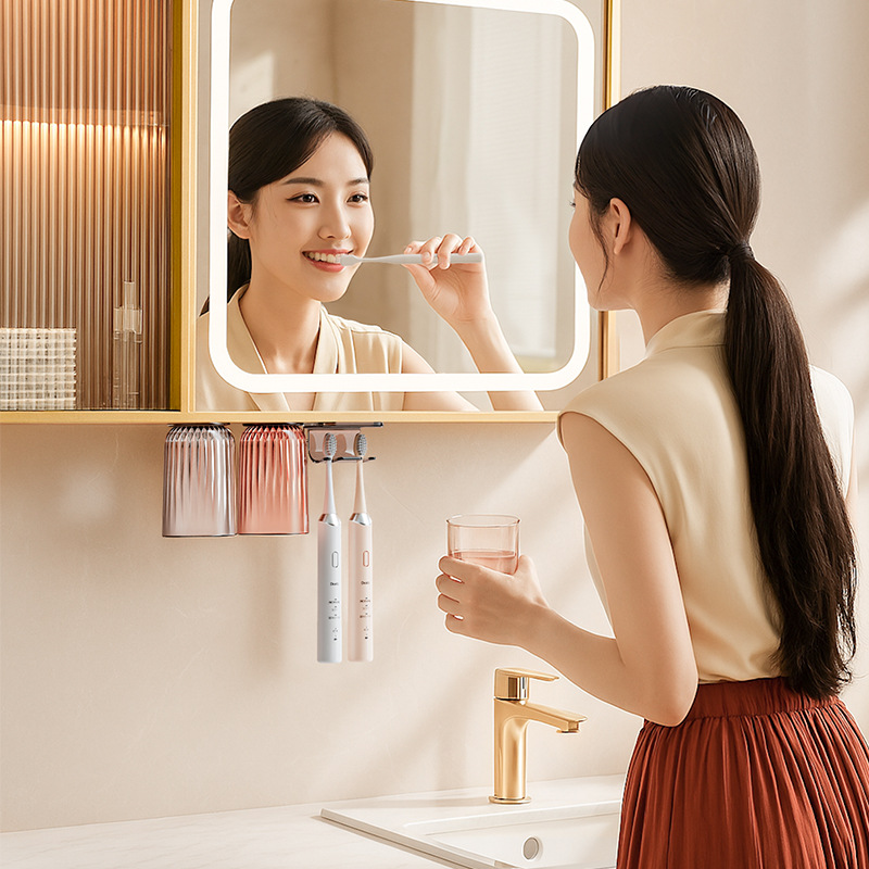 Gabinete de espejos Soporte para cepillos de dientes de succión magnética Taza de enjuague bucal con hebilla invertida Una familia de cuatro montones en la pared Cepillo de dientes de drenaje sin perforación Estante de almacenamiento de tazas