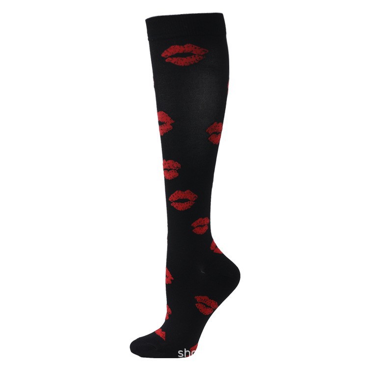 검은 배경에 빨간 입술