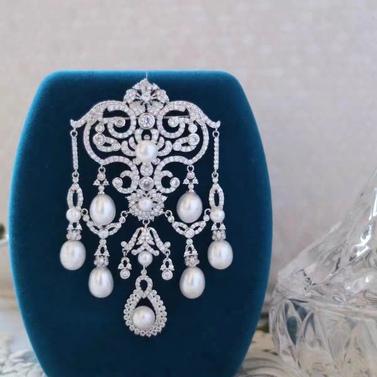 Retro Joker Women's Pearl Brooch Light Luxury Personality Temperament Niche High-end Pin Wedding Dress Cheongsam Accessories Wholesale