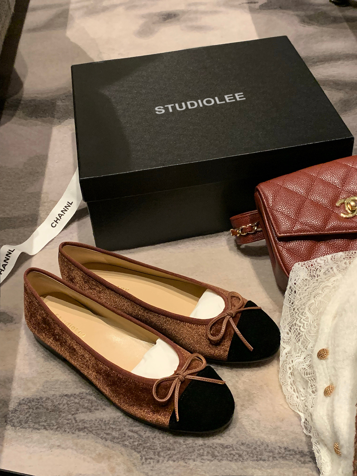 Versión de piel de oveja de la uva de la misma cabeza redonda clásica pequeña fragancia arco de terciopelo grueso tweed simple zapatos planos para mujeres