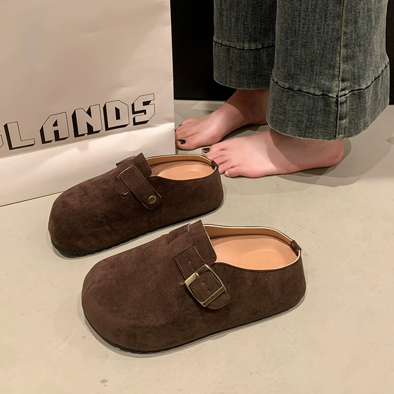 Matte slippers, footwear platform for leisure, trend of season
