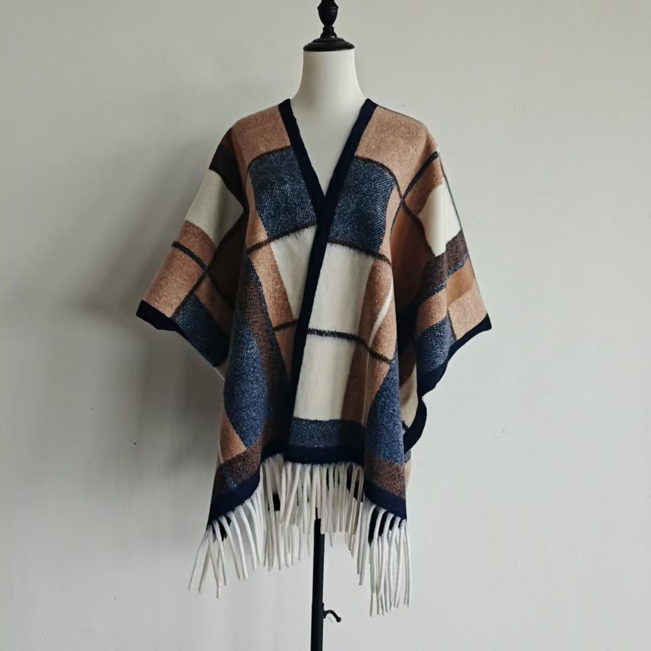 45-89 Tinta pintada capa gruesa caliente de color contrastante otoño invierno nuevo bufandas de capa de bordilla nacional chal a cuadros