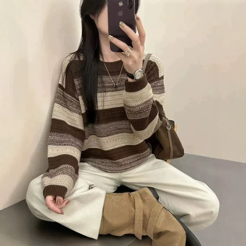 Retro striped knit sweater for women, new spring/autumn collection, chic and stylish, with a relaxed and loose fit, perfect as an outer layer or as a base layer Retro striped knit sweater for women, new spring/autumn collection, chic and stylish, with a relaxed and loose fit, perfect as an outer layer or as a base layer