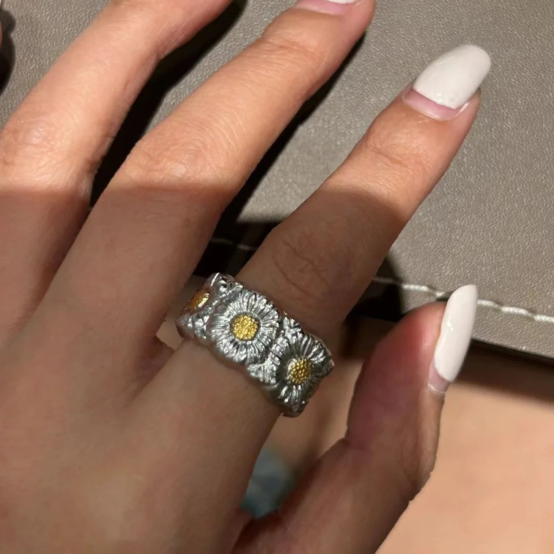 White gold daisy ring