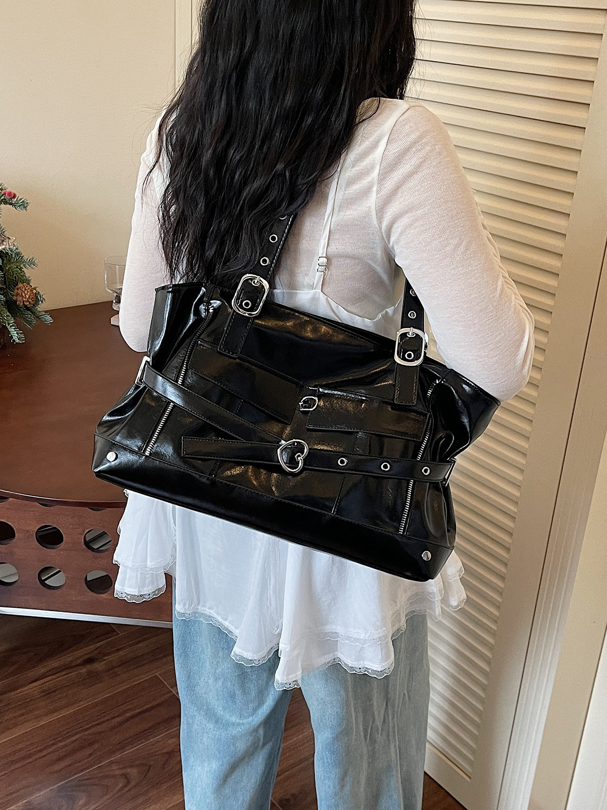 Bolsa de motocicleta de chicas calientes retro para mujeres 2026 verano nuevo nicho de lujo ligero bolso de hombro de brazo bolso de viaje transfronterizo