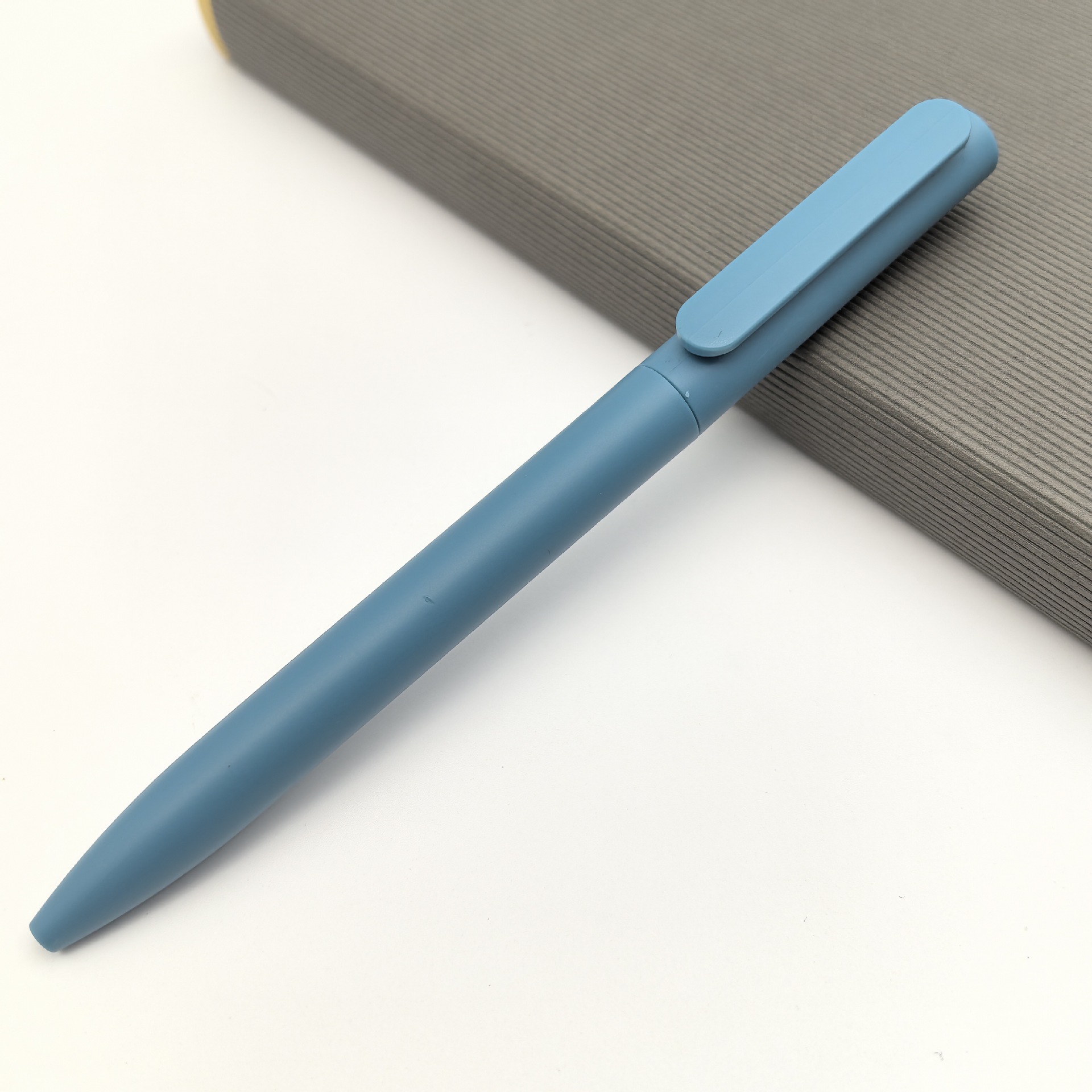 Bolígrafo giratorio de plástico de venta caliente transfronterizo, bolígrafo publicitario de varilla esmerilada, bolígrafo de hotel de color, logotipo personalizado, regalo