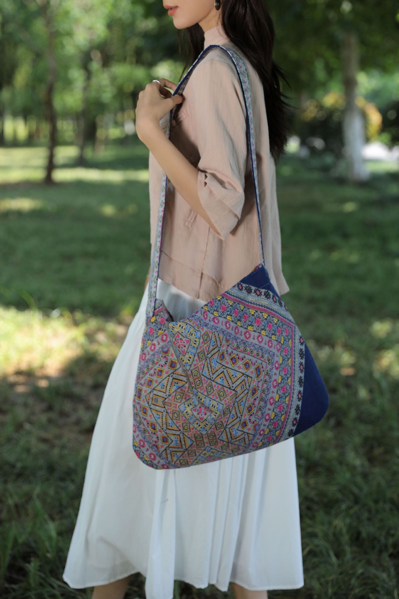 2023 Yunnan estilo étnico hecho a mano tie-dyed bolso de hombro artístico versátil pequeño bolso de tela azul y blanco retro casual bolsa de mensajero