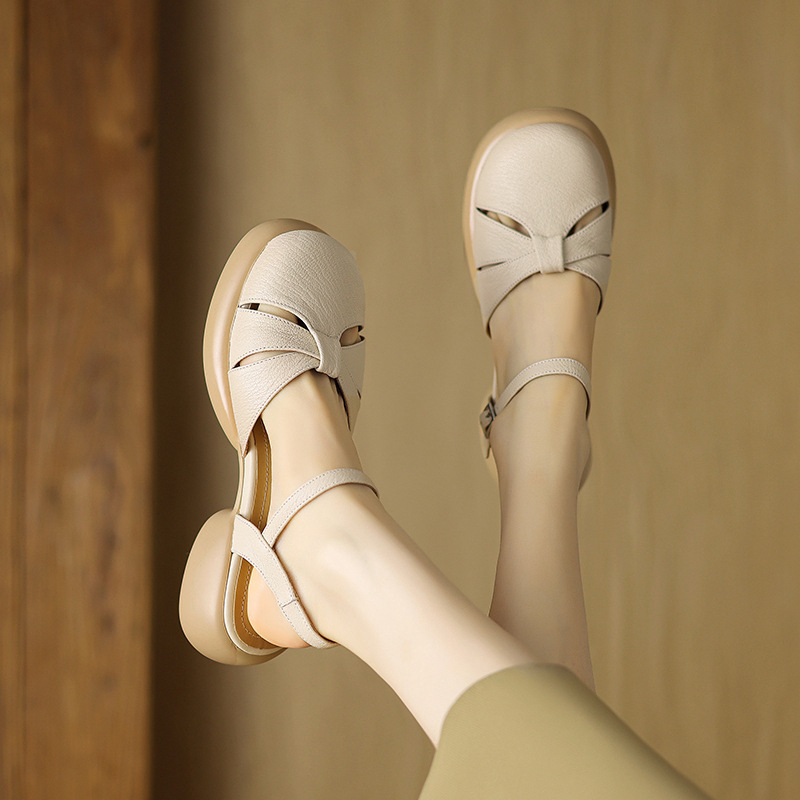 Sandal nữ bít mũi quai ngang da cừu đế dày — Màu trắng be