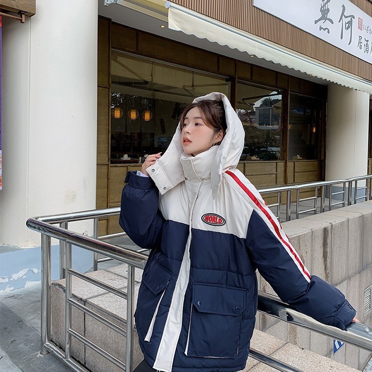 Colocación de la ropa de algodón de pluma femenina versión coreana suelta y gruesa 2024 nueva ropa de algodón ins estudiantes chaqueta de algodón cálida
