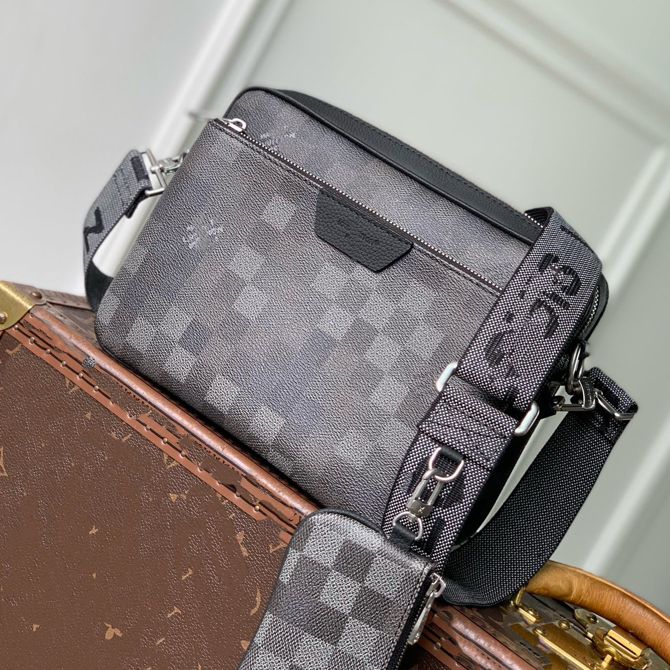 Louis Vuitton Trio Messenger Damier Graphite