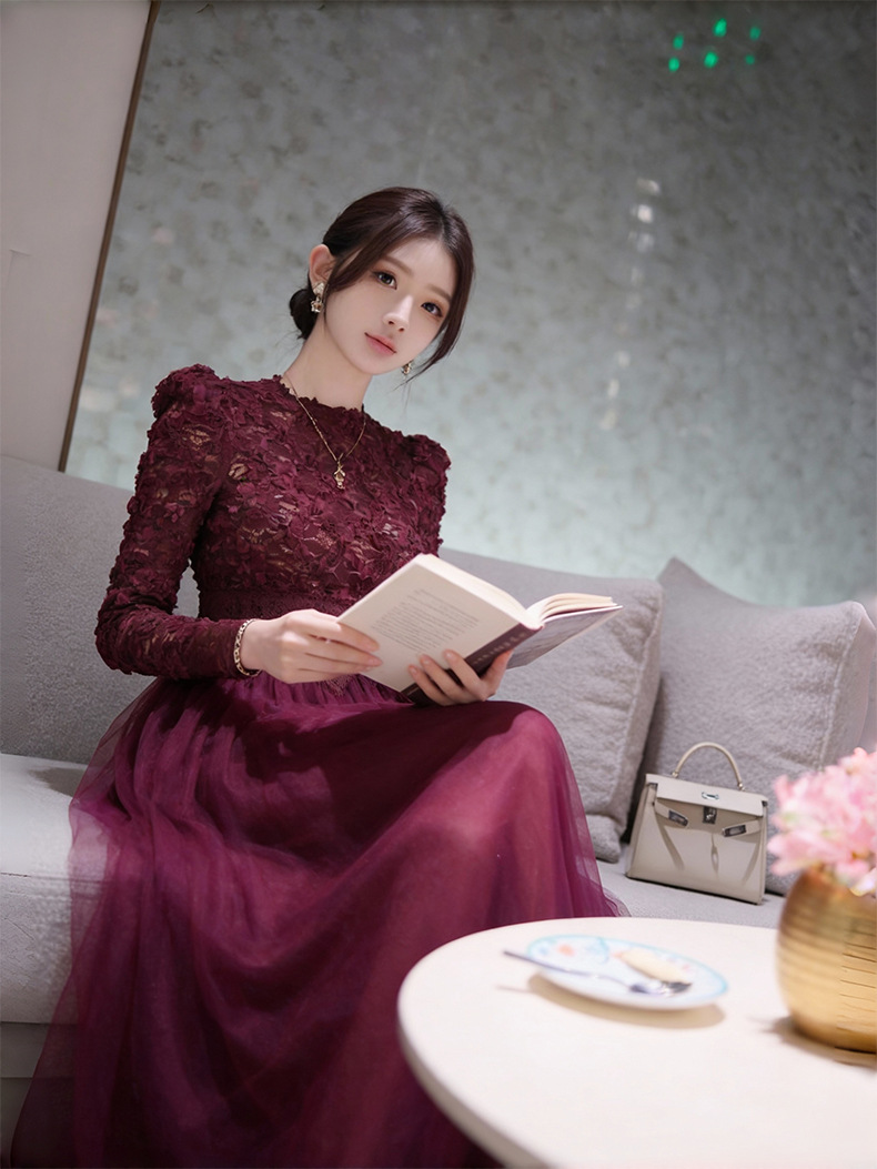 Đầm maxi nữ cổ tròn ren phối lưới thắt eo dáng dài — Thuốc lá tím chi tiết 8