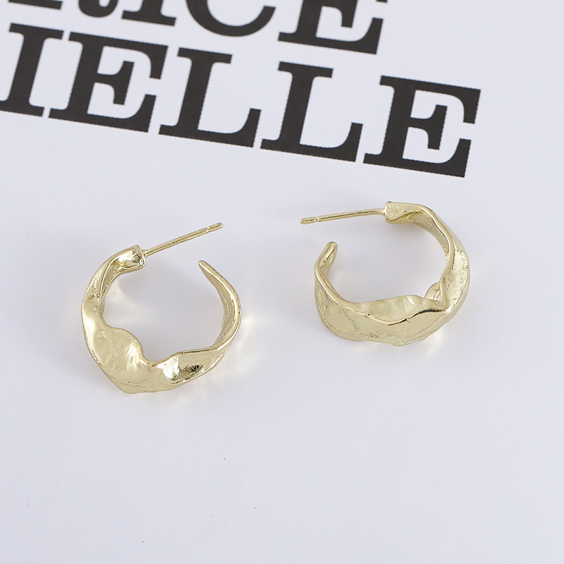 European and American Popular Simple C-Shaped High-End Earrings for Women, Fashionable Elegant, Asymmetrical Pleated C-Shaped Unique Design Earrings