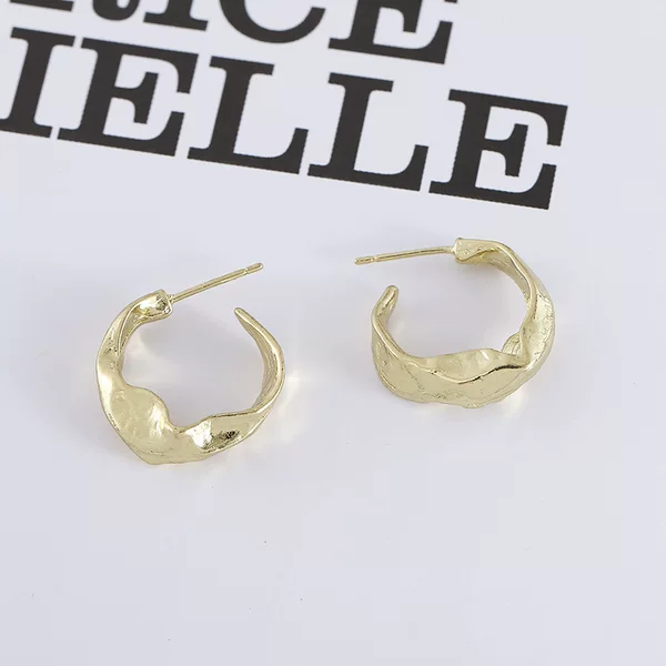 European and American Popular Simple C-Shaped High-End Earrings for Women, Fashionable Elegant, Asymmetrical Pleated C-Shaped Unique Design Earrings