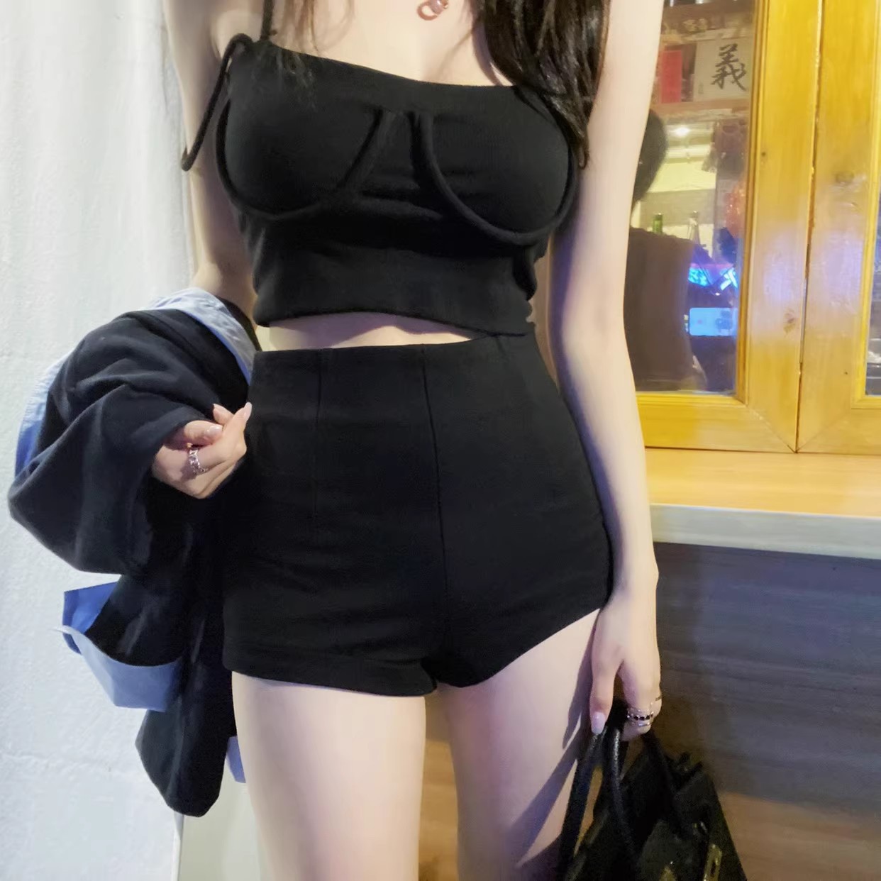 검은 반바지 여성의 높은 허리 바닥 겉옷 2024 봄과 여름 새로운 A 라인 타이트 캐주얼 A 라인 슬리밍 핫팬츠
