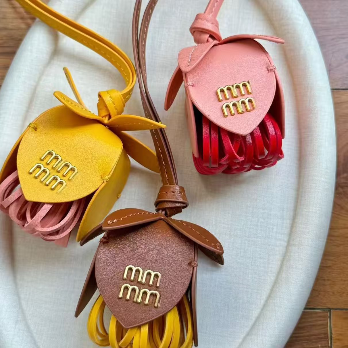 Nicho transfronterizo Muuim letras brotes de flores de cuero bolsas colgantes de automóviles colgantes de viento colgantes