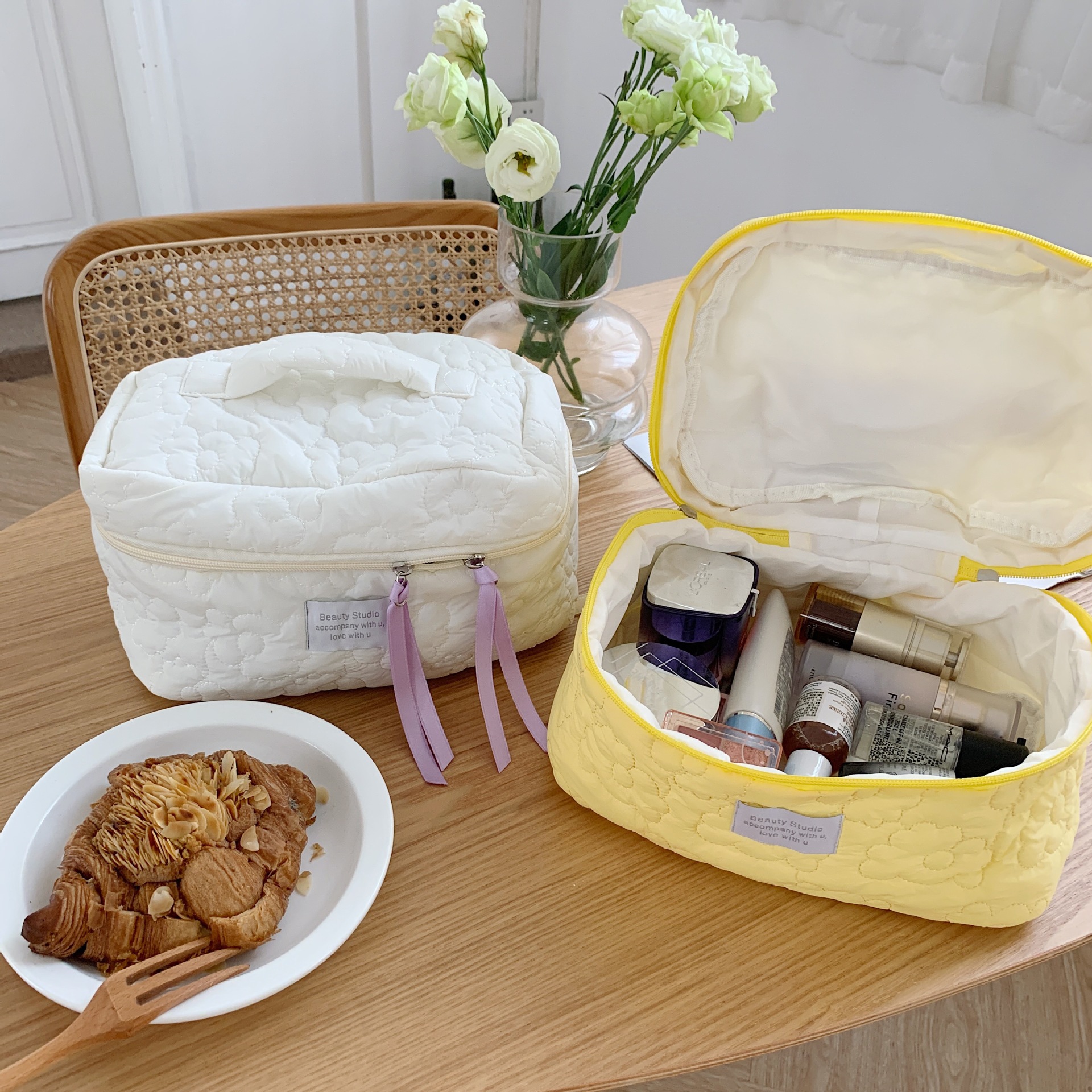 The 2631 Japanese-style fresh color-blocking flower hand-held makeup bag has a large capacity and can be carried hand in hand with a storage bag and a student pen case undefined