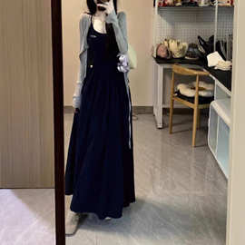 法式赫本风蓝色吊带连衣裙子女秋季2025新款巨好看的掐腰长裙套装