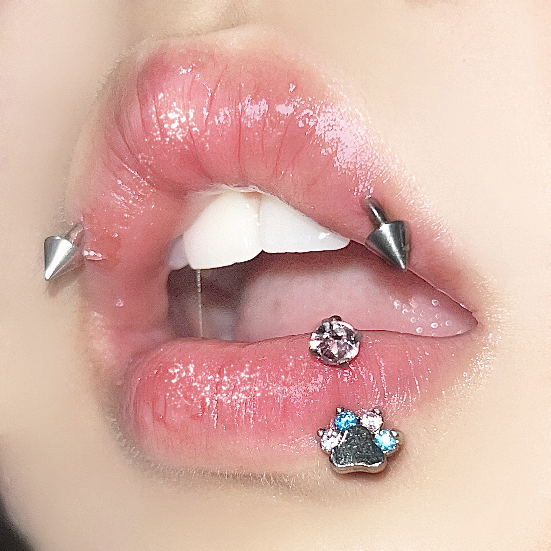 flash dog‘s paw cat‘s paw diamond-embedded internal teeth lip ring horseshoe ring new cute earrings piercing jewelry europe and america cross border