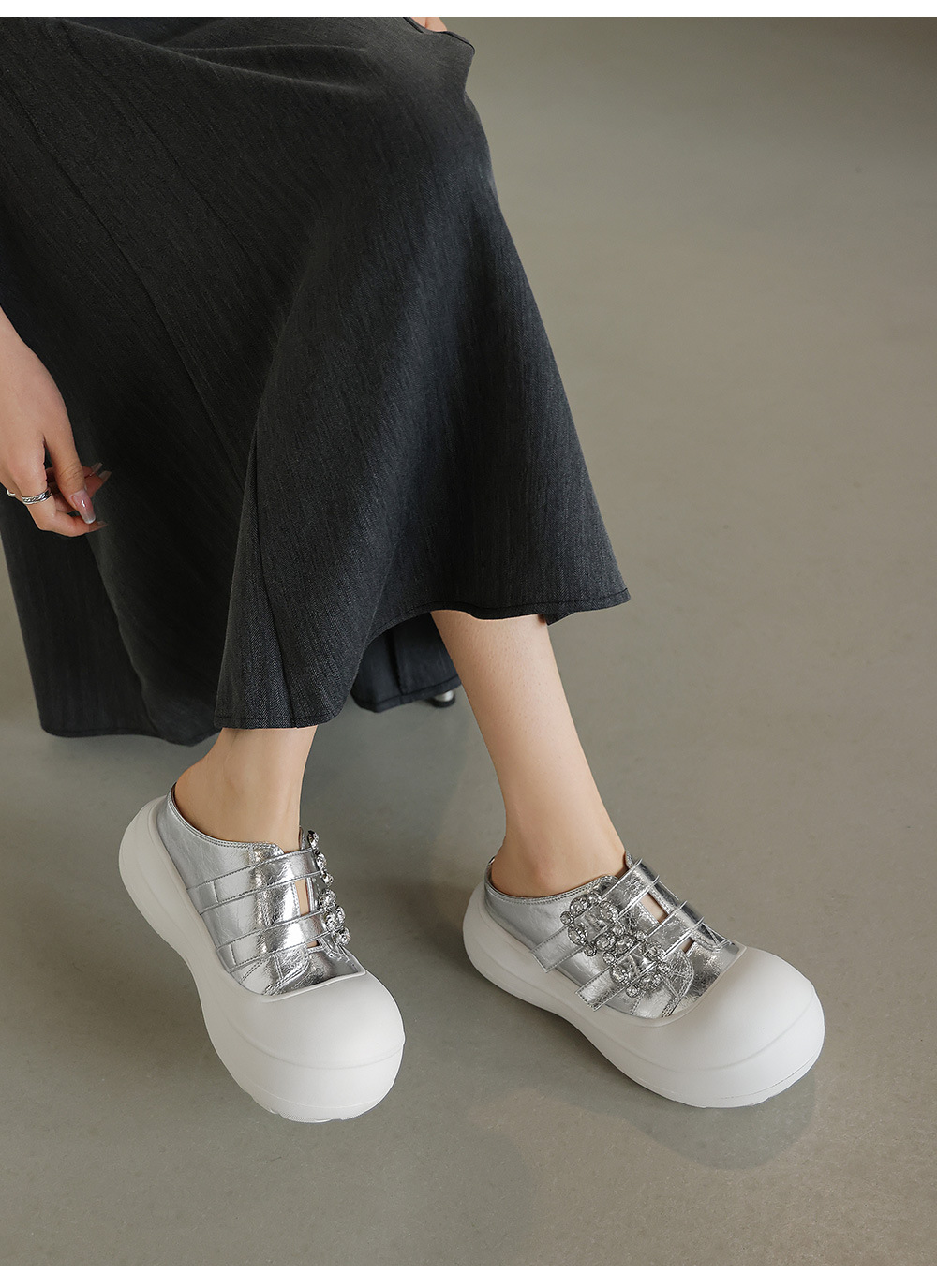 Sandal nữ đế xuồng cao 5 cm mũi vuông đính đá pha lê — màu đen, bạc chi tiết 10