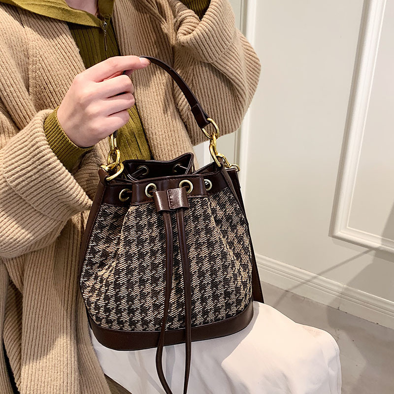 Bolso de mujer Baigou 2021 Otoño e Invierno Nuevo bolso de cubo Moda Bolso de Mensajero de pata de gallo para mujer bolso simple de todo fósforo