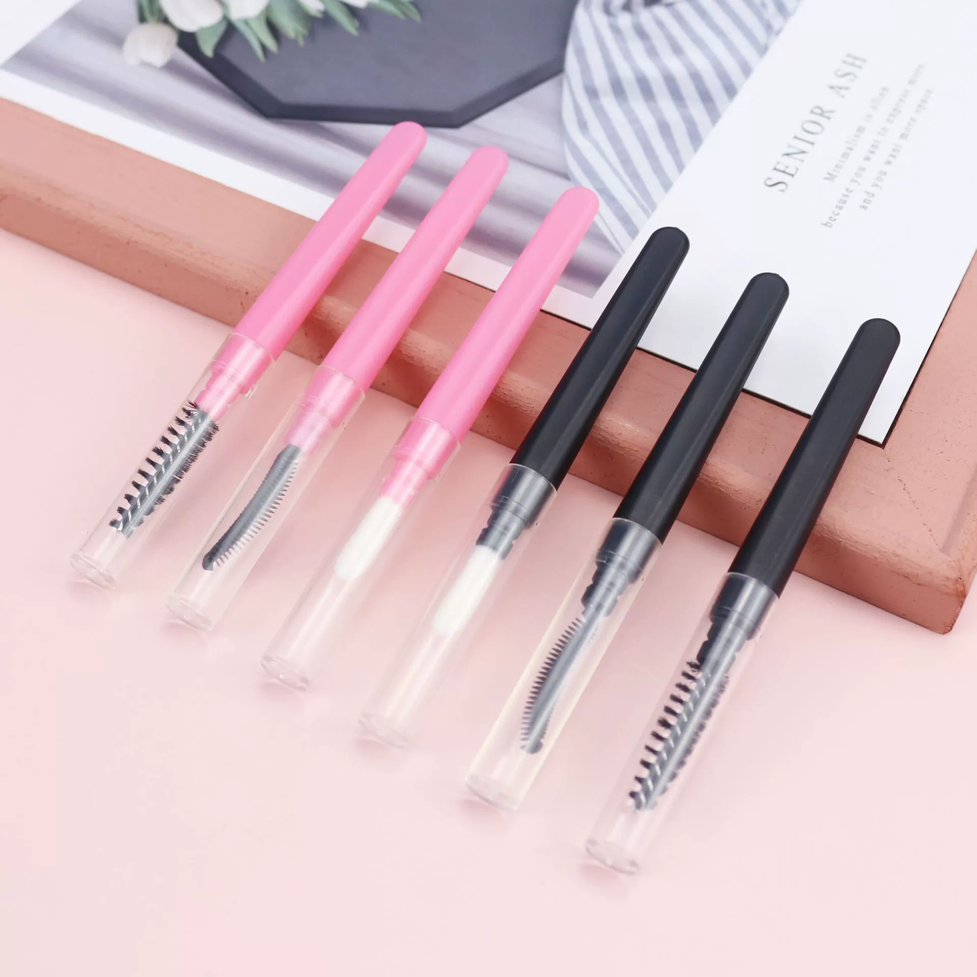 Портативная короткая спиральная щетка для бровей с прозрачной пылезащитной крышкой