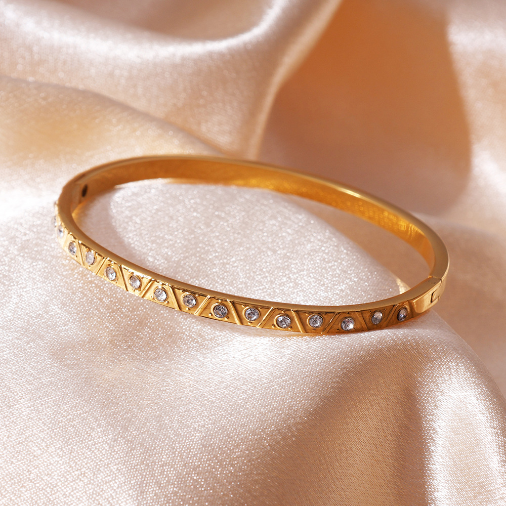 AliExpress estilo explosivo lado estrecho acero de titanio CNC tallado en forma de V circón de alta calidad con hebilla pulsera de oro real de 18K